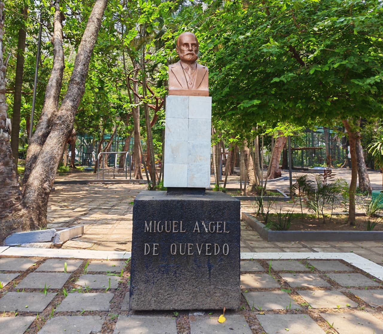 Statue of Miguel Ángel de Quevedo